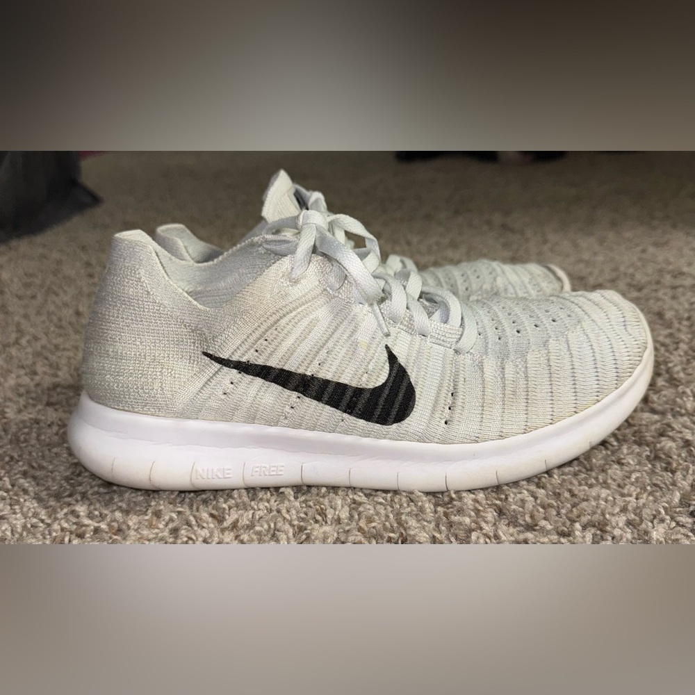 NIKE women’s free flynit Platinum Gray sneakers